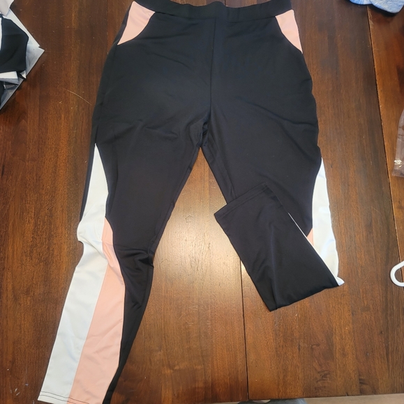 Womens athletic outfit - Picture 2 of 2